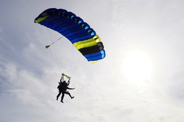 tandem student experiences 5 mins of canopy flight after skydive