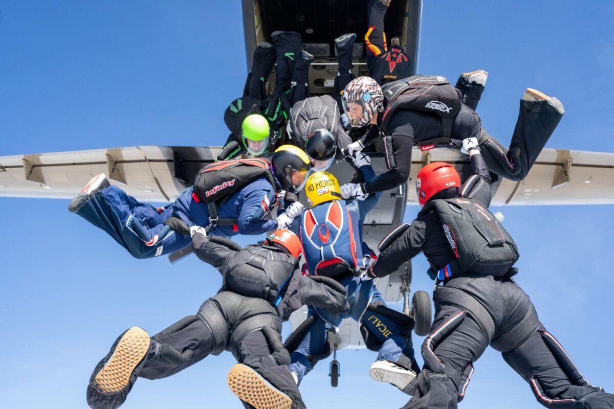 group exiting a tailgate aircraft